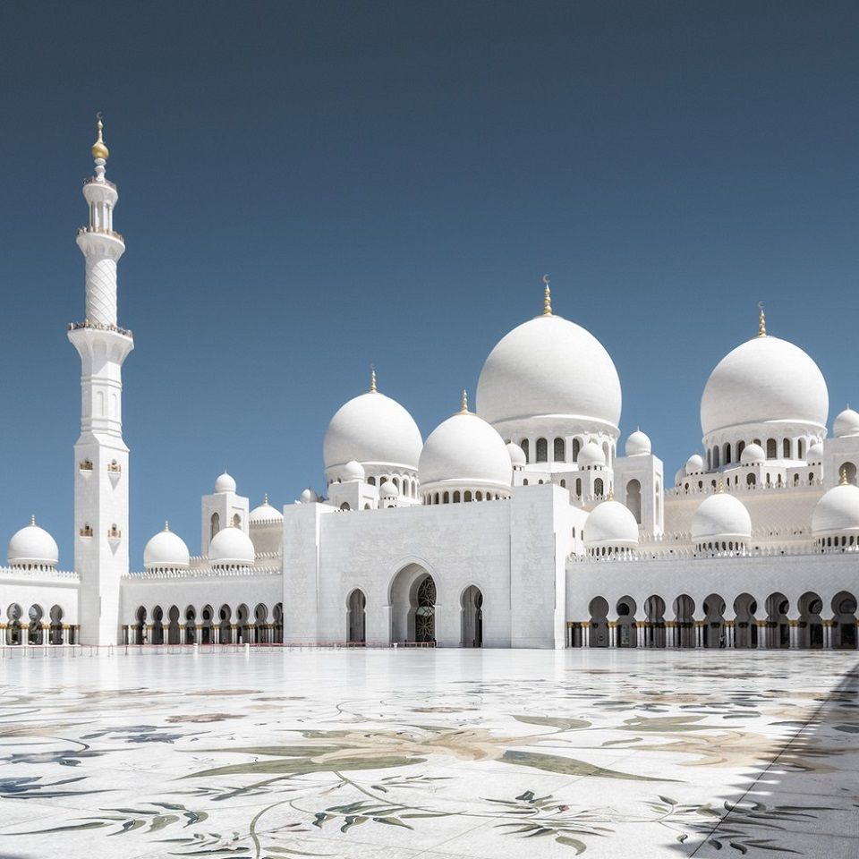 Meisterwerk In Abu Dhabi Befindet Sich Eine Der Größten Moscheen Der