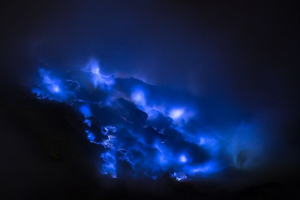 The Indonesian volcano that spews electric-blue lava - Easyvoyage