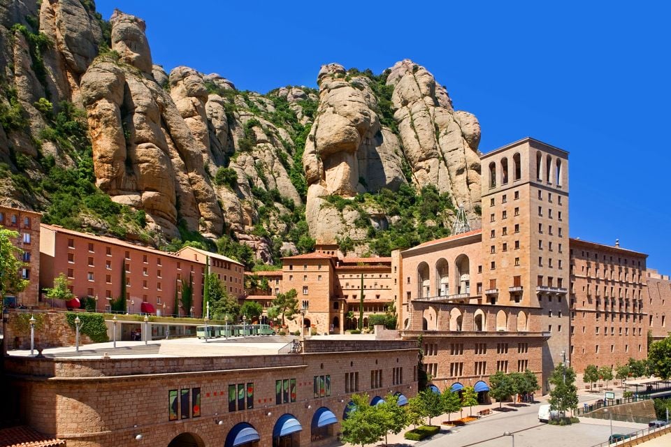 El Monasterio Y Santuario De Montserrat Cataluña España