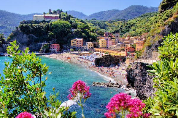 Cinque Terre Chiusa Spiaggia Sotto Statua Del Gigante A