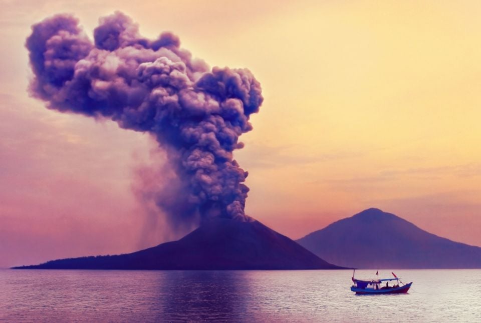 Bali r veil d un volcan 50 000 personnes vacu es 