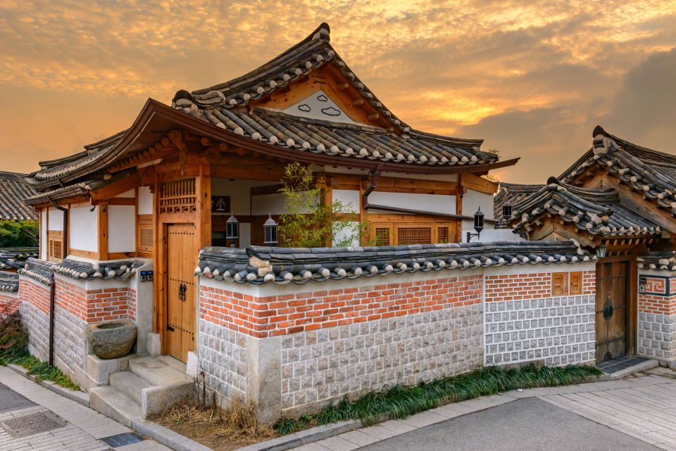 A ride into the traditional Korean village  of Bukchon 