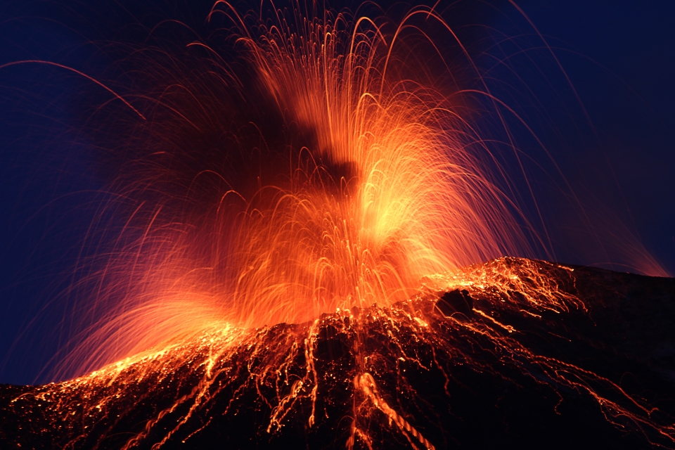  Eruption  deux normes explosions du volcan Stromboli 