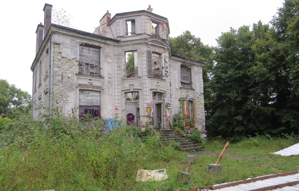 5 villages abandonnés en France pour une visite au calme - Easyvoyage