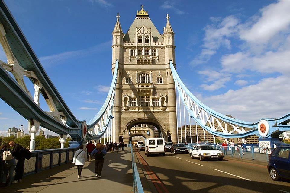 Die Tower Bridge , Kraftfahrzeuge und Fußgänger auf der Tower Br , Großbritannien