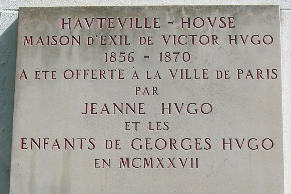 La plaque témoignant du don familial, Hauteville House (Guernesey), Les monuments, Iles Anglo-Normandes