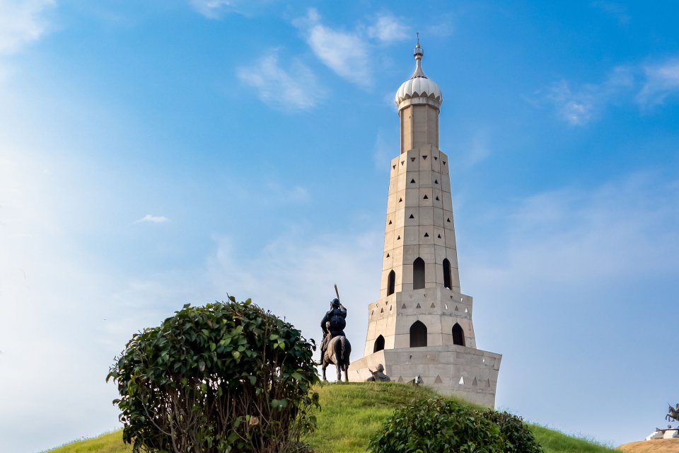 La tour Fateh Burj et la statue équestre du guerrier Sikh, Dera Baba Banda (Jammu), Les monuments, Jammu et Cachemire