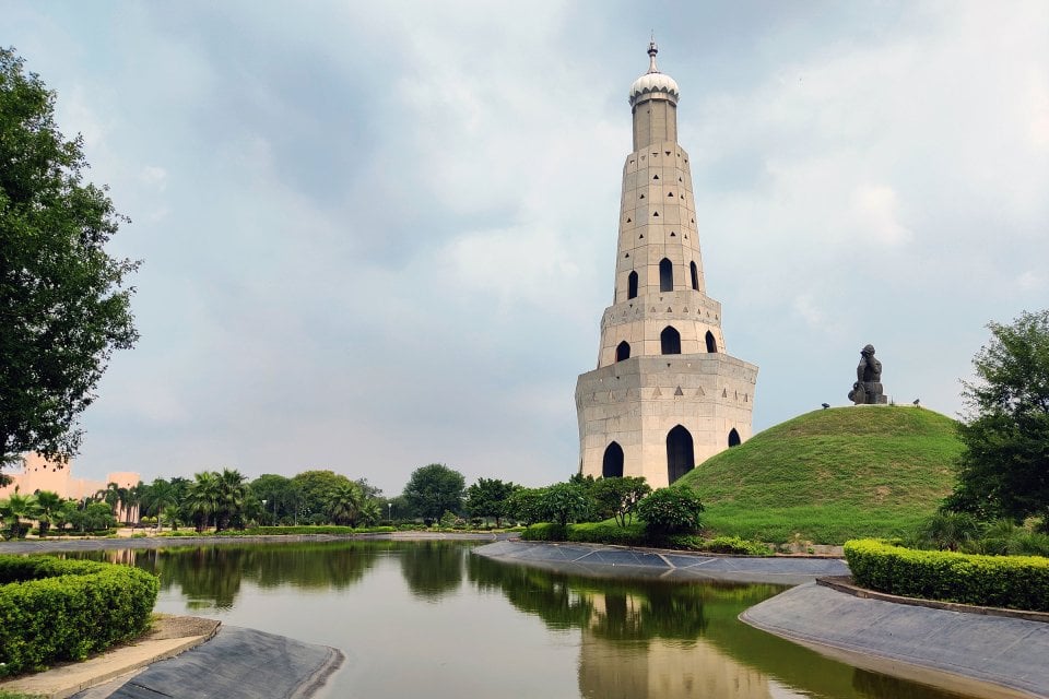 La tour Fateh Burj et son bassin, Dera Baba Banda (Jammu), Les monuments, Jammu et Cachemire