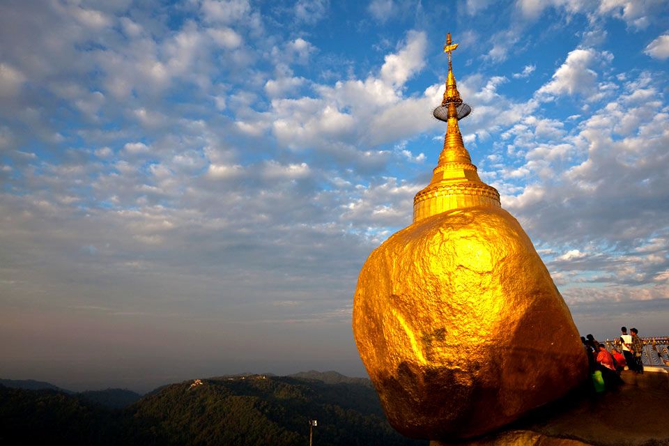 Una roccia stupa, Kyaiktiyo o Golden Rock, I paesaggi, Yangon, Myanmar