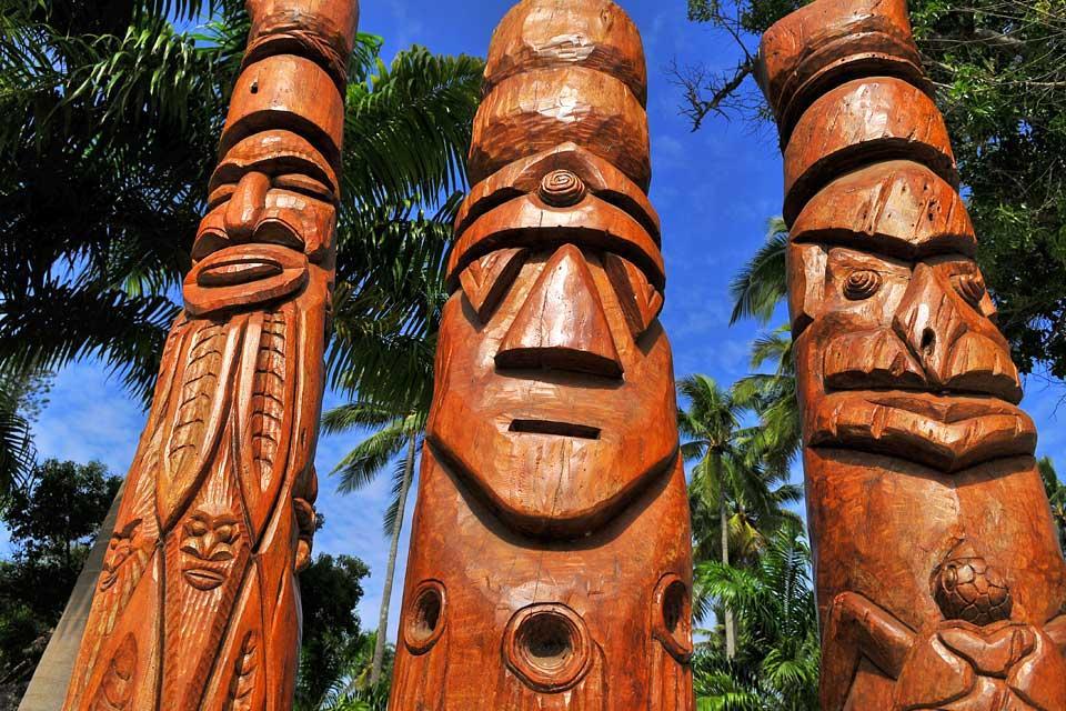 La isla de los Pinos , Los tótems , Nueva Caledonia