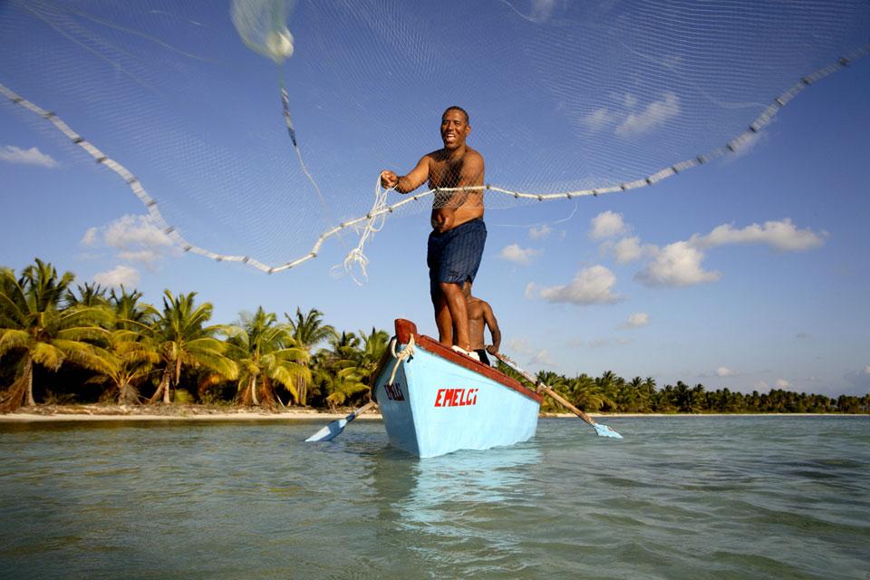 La costa dei Caraibi e delle palme da cocco. , La barca di un pescatore , Repubblica Dominicana