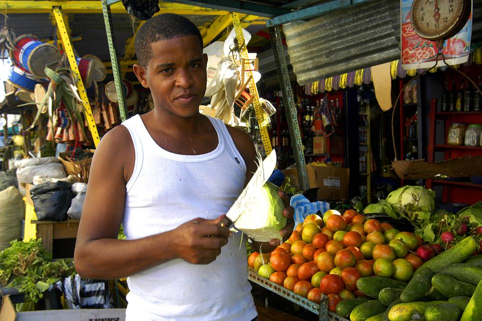 Le marché couvert Mercado Modelo , Un coupeur de choux à la machette , République dominicaine