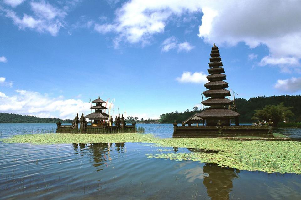 I templi di Ulun Danu Batur, Tanah Lot e Besakih , La dea dell'acqua dolce , Indonesia