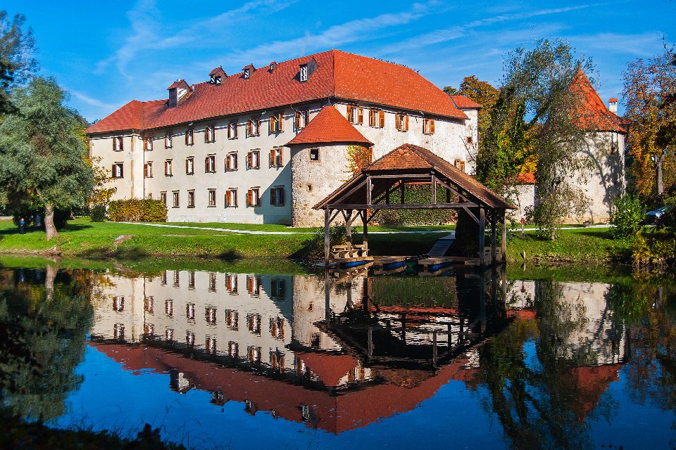 El castillo de Otocec , Vistas del castillo de Otocec, Eslovenia , Eslovenia