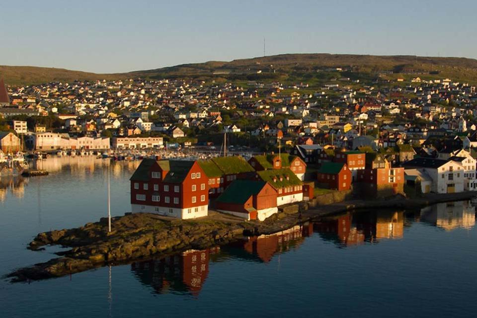 Las islas Feroe , Pueblo a la luz del atardecer , Dinamarca