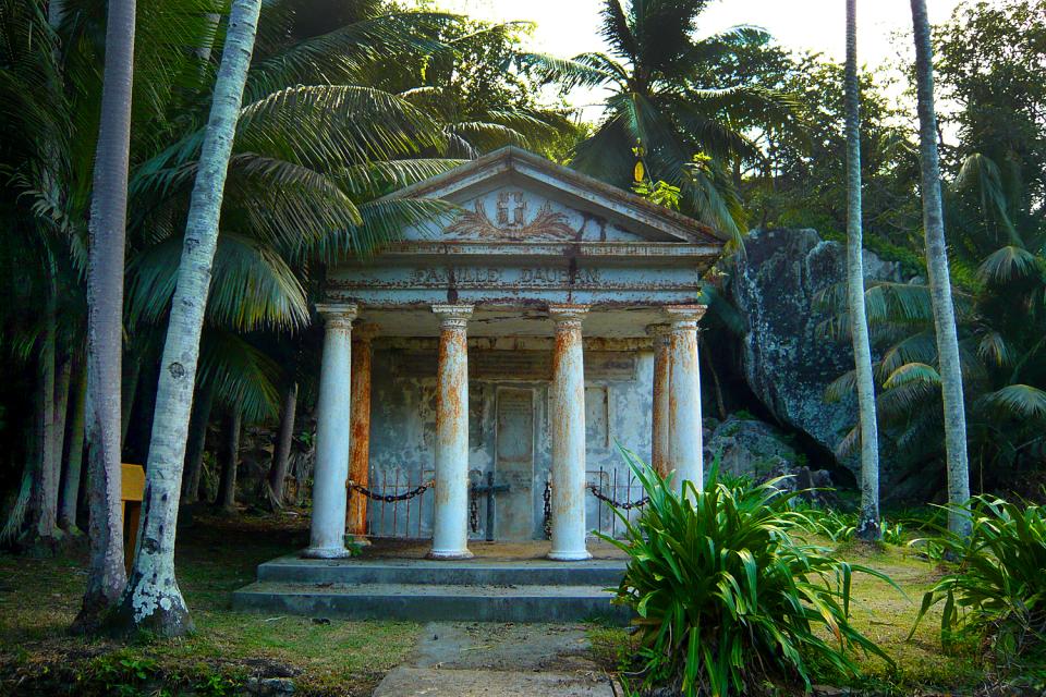 Silhouette , Le mausolé de la famille Dauban , Seychelles