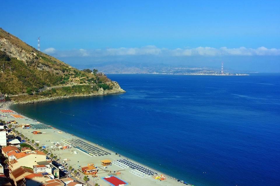 La costa tirrenica , Lo Stretto di Messina , Italia