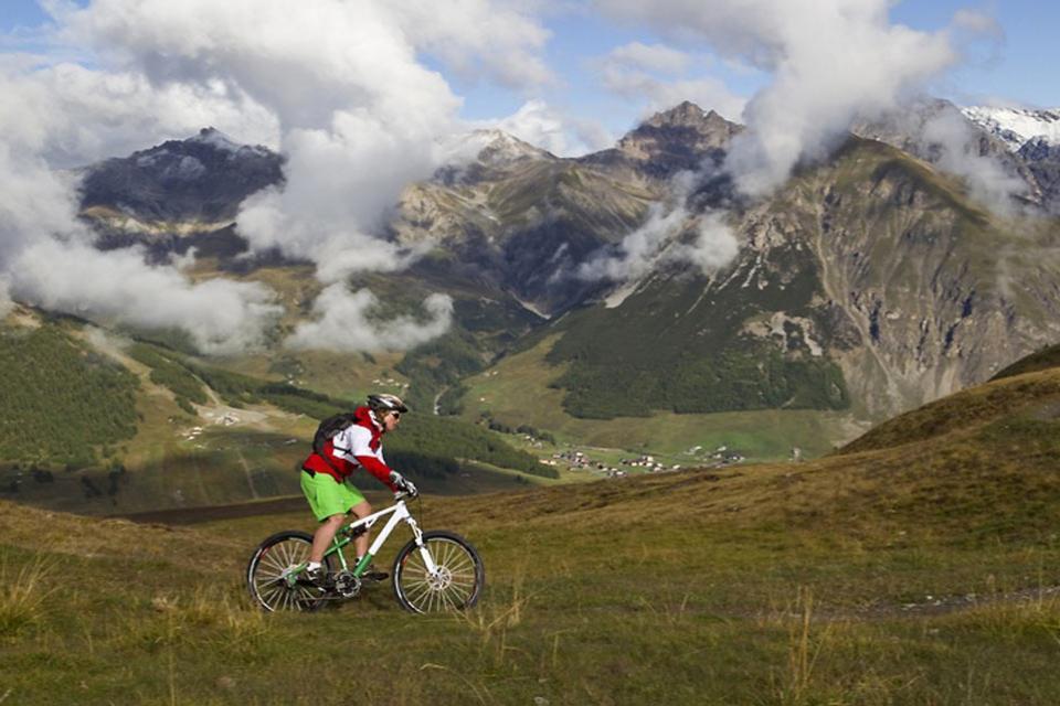 La Valtellina , Ciclista nei pressi di Livigno , Italia