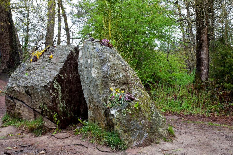 La forêt de Brocéliande , Le tombeau de Merlin , France