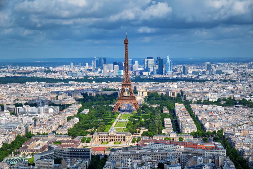 La Torre Eiffel , Puesta de sol sobre París y su Torre Eiffel , Francia