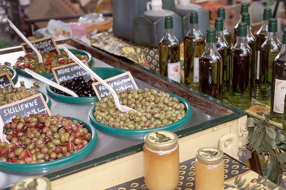 Olivenöl aus Nîmes , Olivenstand in Nîmes , Frankreich
