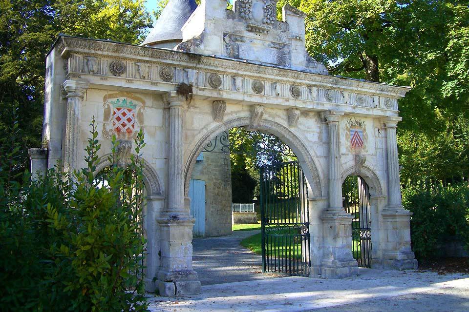 El centro histórico de Surgères , Francia