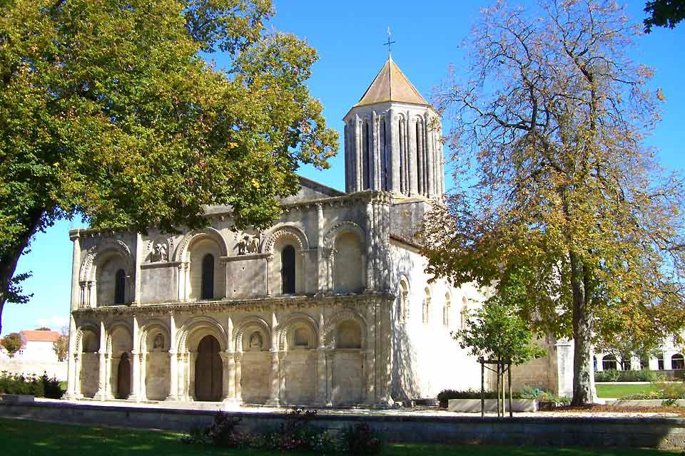 El centro histórico de Surgères , Francia