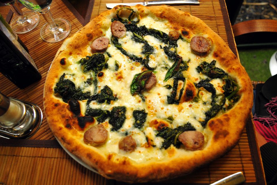La pizza , Pizza mit Würstchen und Friarielli , Italien