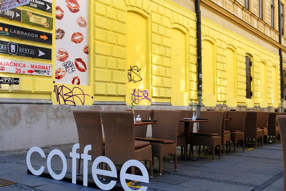 La strada pedonale Knez Mihailova (principe Michele) , La via pullula di caffé , Serbia