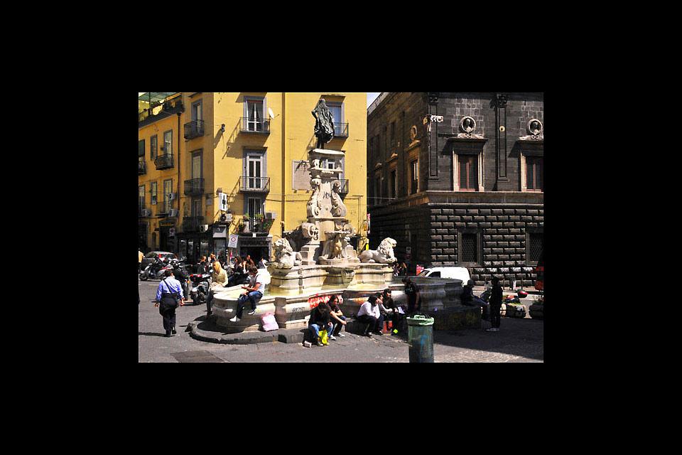 Il Centro Storico di Napoli , La Fontana di Monteoliveto , Italia