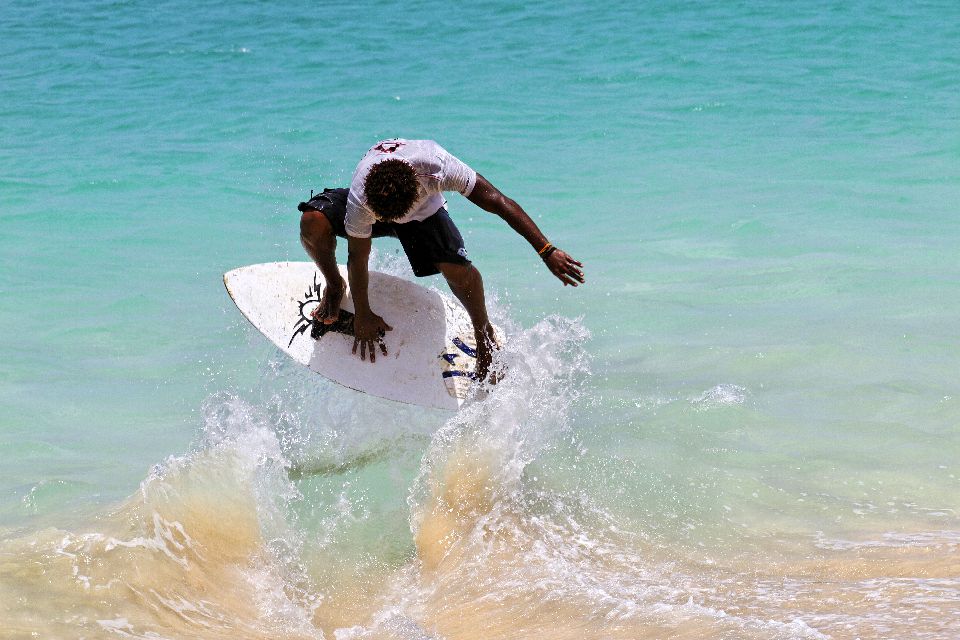 Deportes y excursiones , Skimboard en la praia de Santa María , Cabo Verde