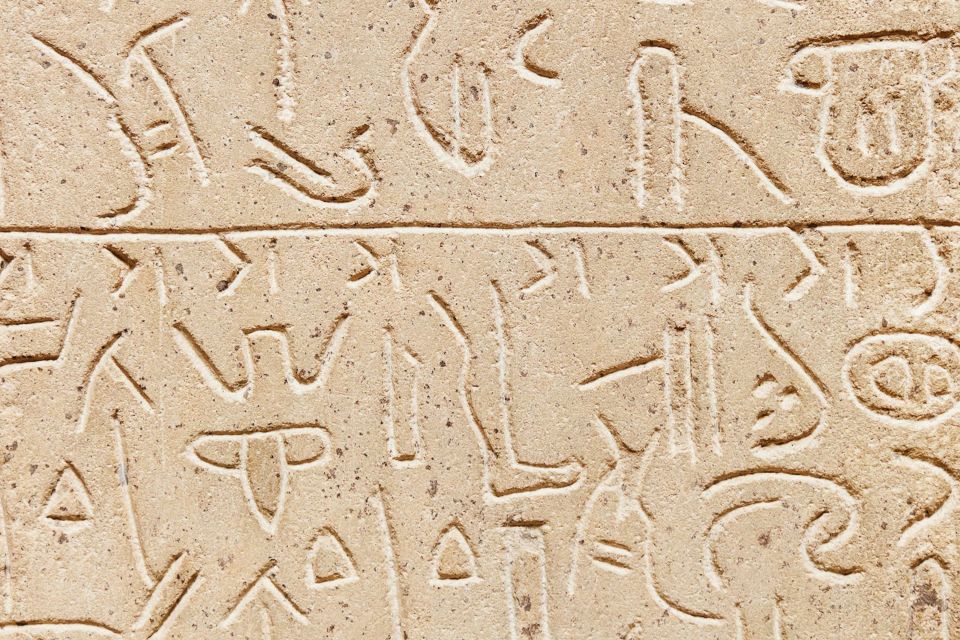 Tabla de piedra grabada con cuneiformes, El sitio néoliticode Catalhoyuk, Los monumentos, Turquía
