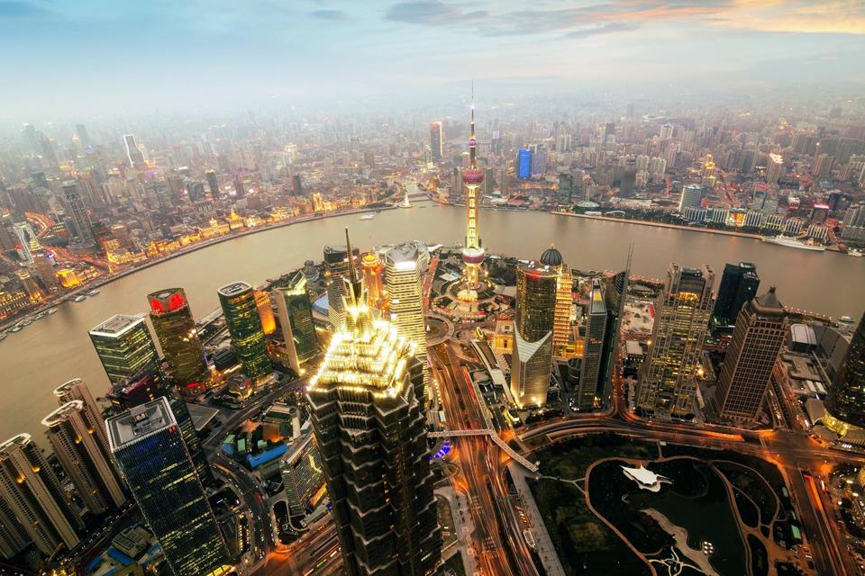 Die Wolkenkratzer im Shanghaier Finanzviertel Pudong , China