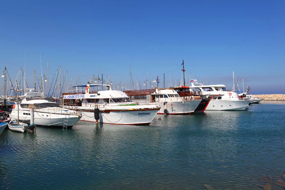 La baia di Larnaca , Il porto turistico di Larnaca , Cipro