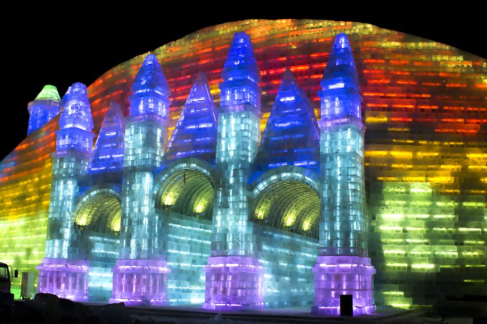 Le festival de sculpture sur glace à Harbin , Des sculptures éclairées par des LED , Chine