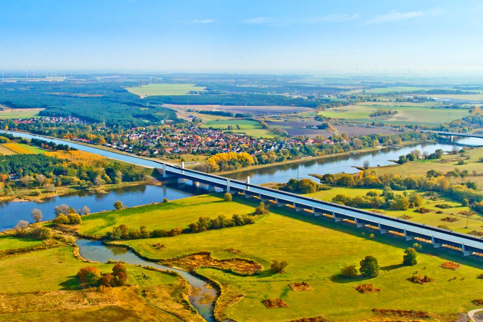 Les sorties, Pont Canal Magdebourg Allemagne Saxe-Anhal Europe fleuve rivière verdure maisons