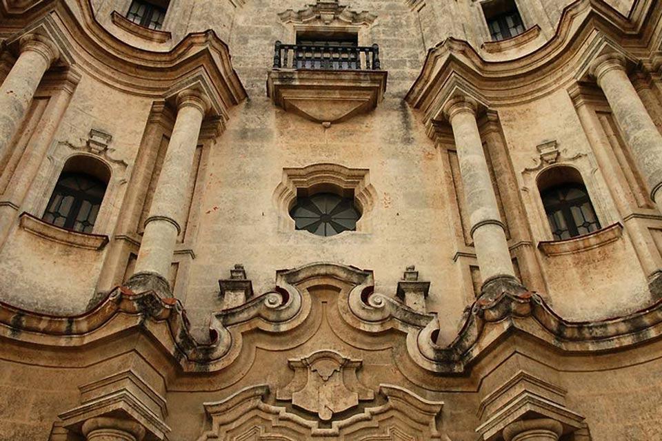 Le città coloniali , Palazzo antico all'Havana , Cuba