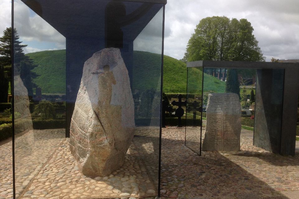 El yacimiento prehistórico de Jelling , Las piedras rúnicas de Jelling , Dinamarca