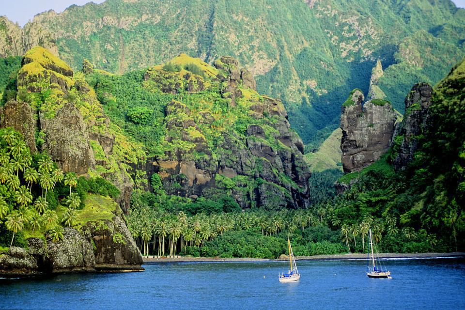 Océanie, Polynésie, île, plage, baignade, voilier, falaise, montagne, arbre, forêt, verdure,