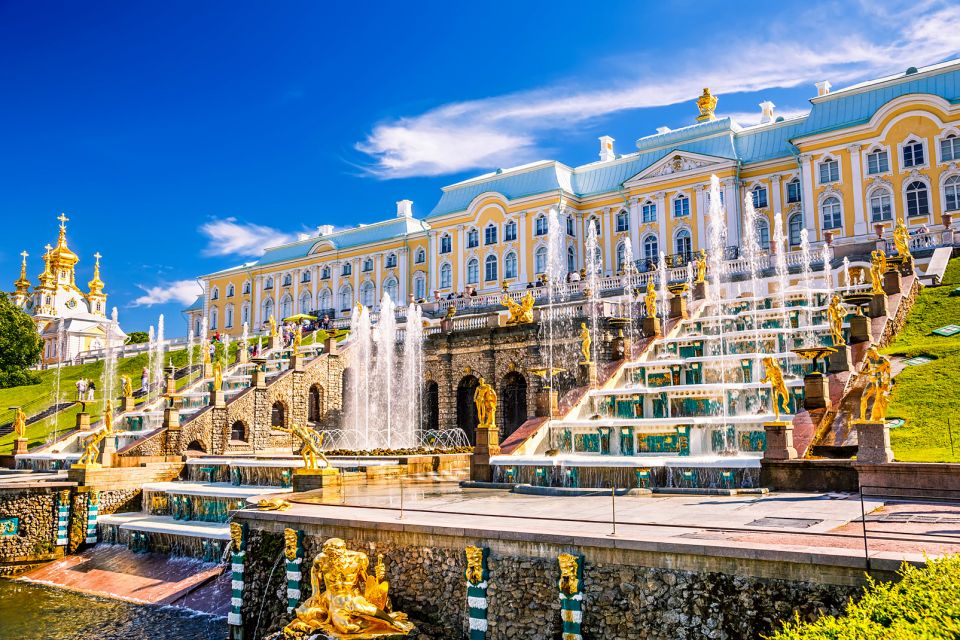 Russie, La grande fontaine en cas cascade de Peterhof