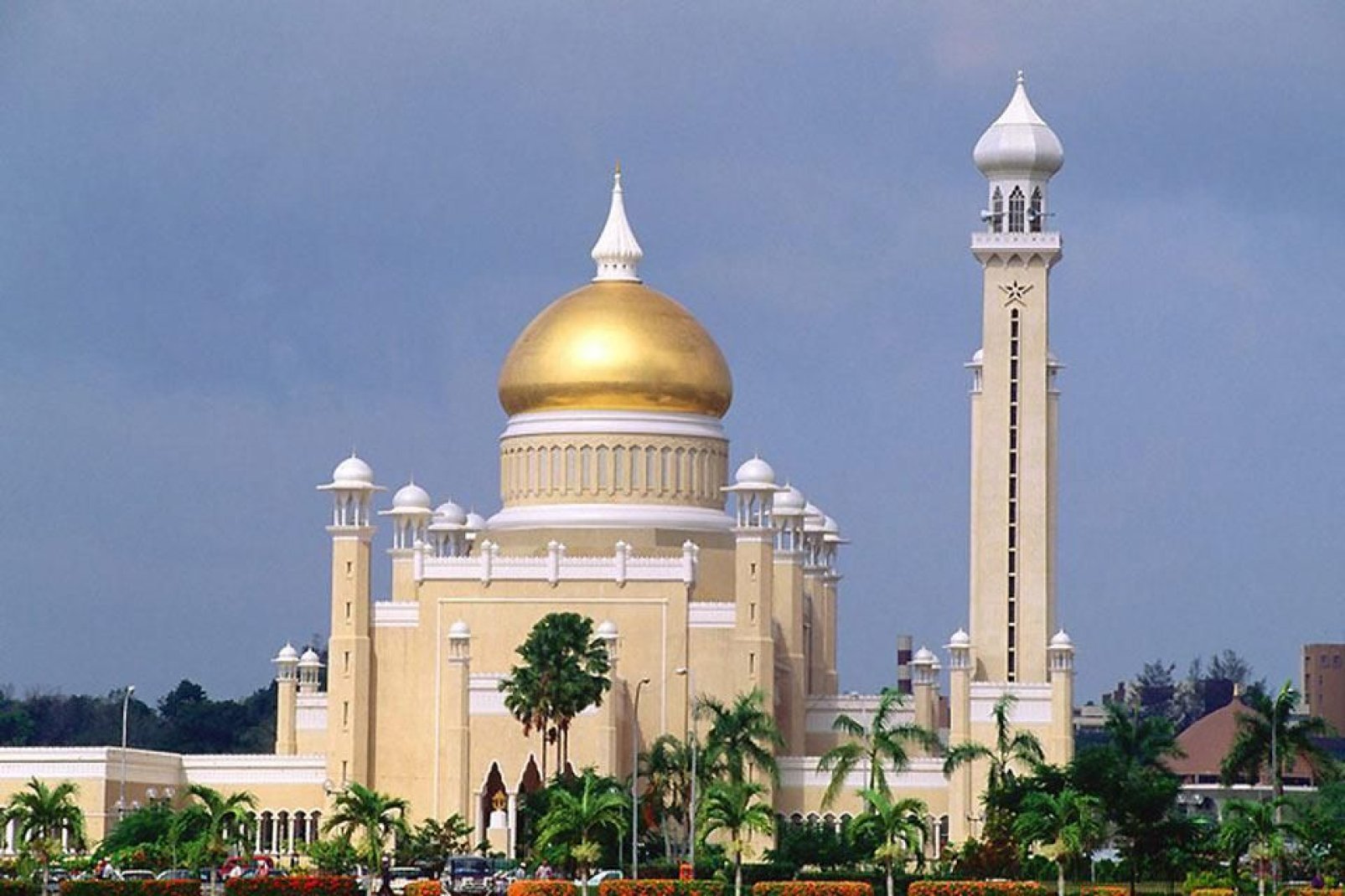 Die Omar-Ali-Saifuddin-Moschee hat eine vergoldete Kuppel und kleine Zwiebeltrmchen