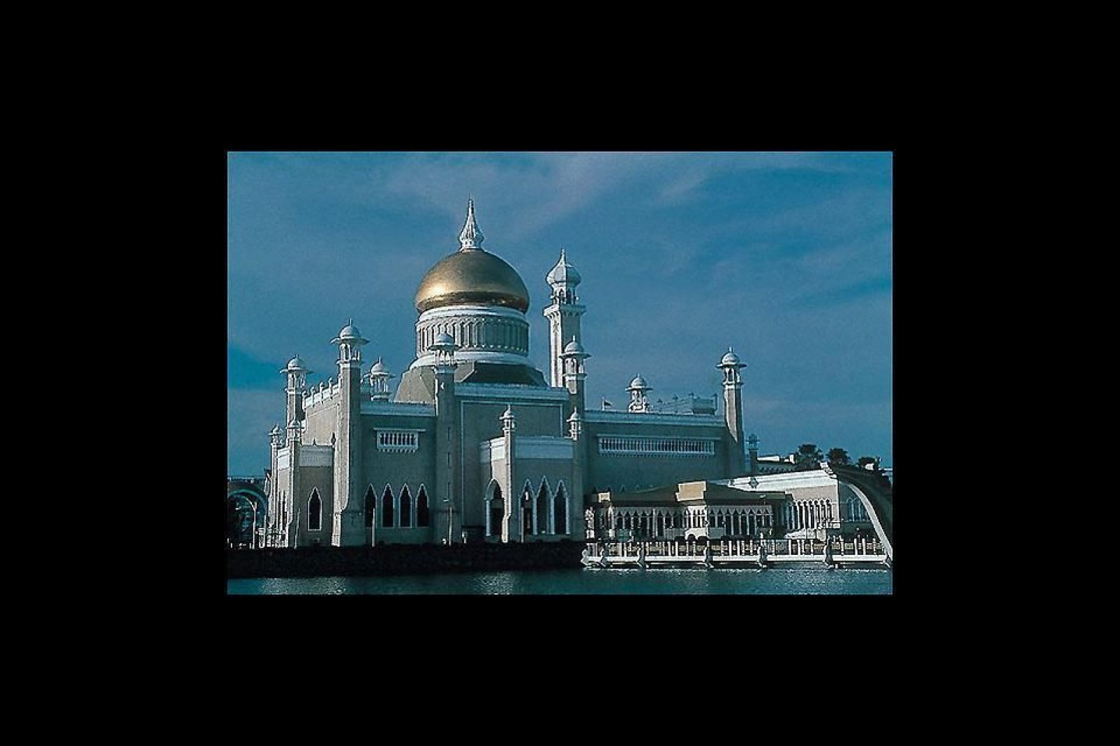 Die Omar-Ali-Saifuddin-Moschee ist von Wasser umgeben