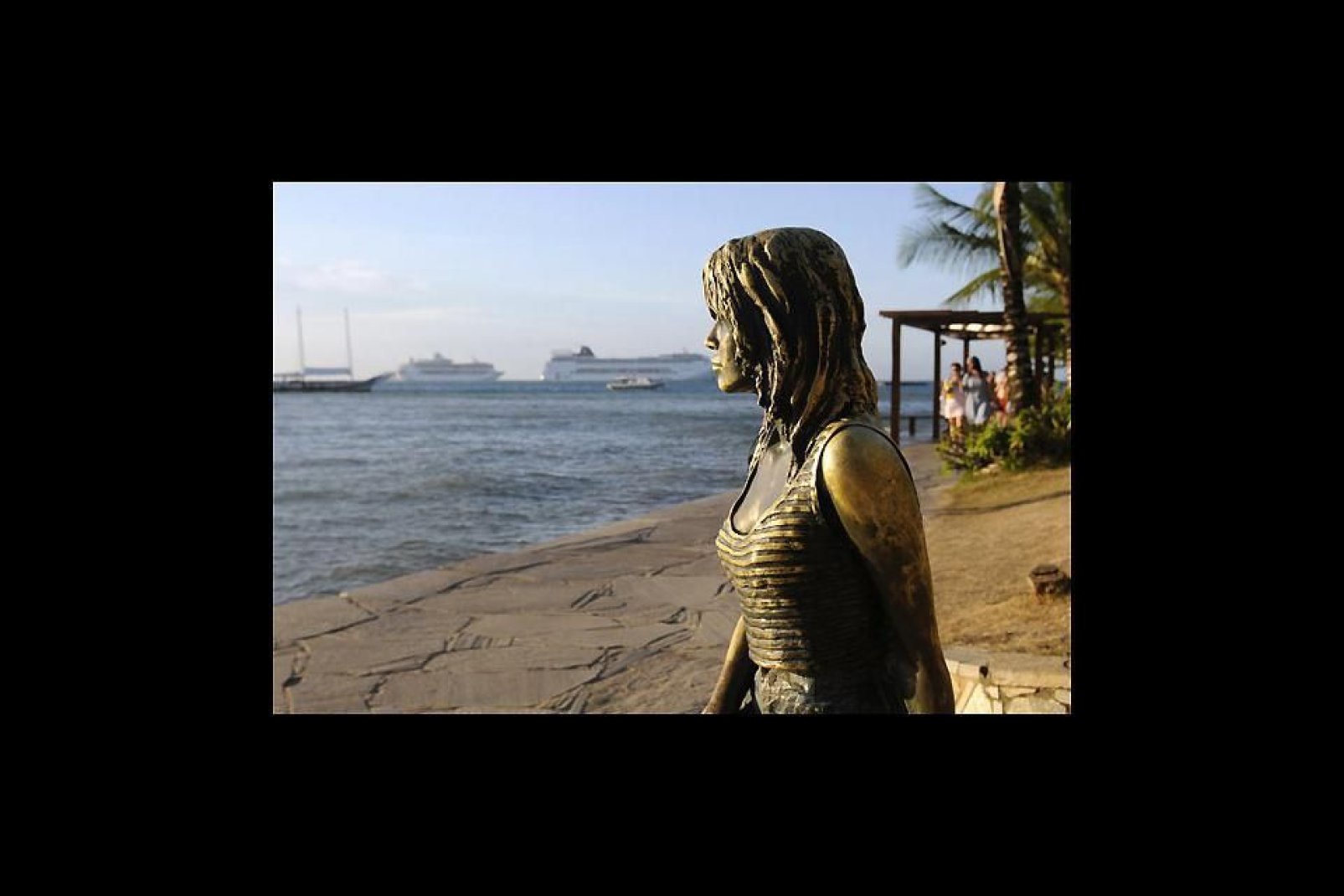 I turisti si accalcano sull'Orla Bardot per farsi fotografare in compagnia della statua di bronzo che rappresenta Brigitte Bardot.