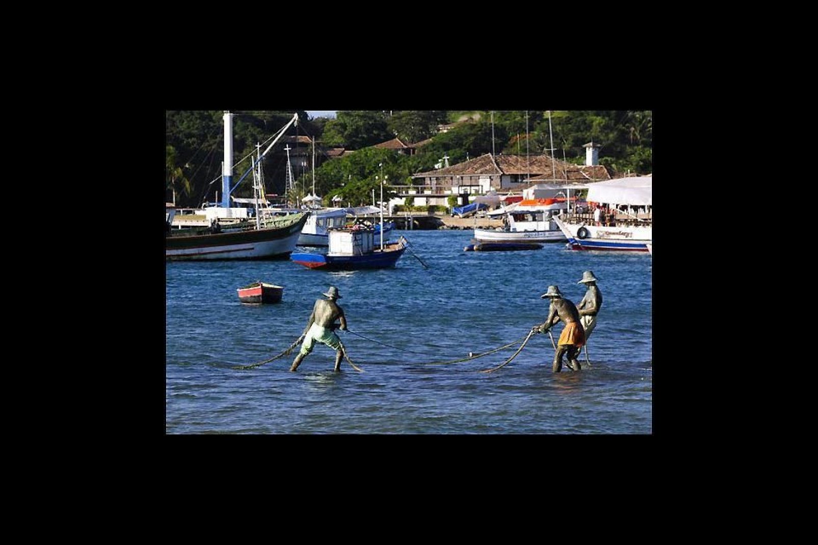 Los tres pescadores echando las redes frente a la Orla Bardot son falsos, pero parecen de verdad, sobre todo cuando está la marea alta.