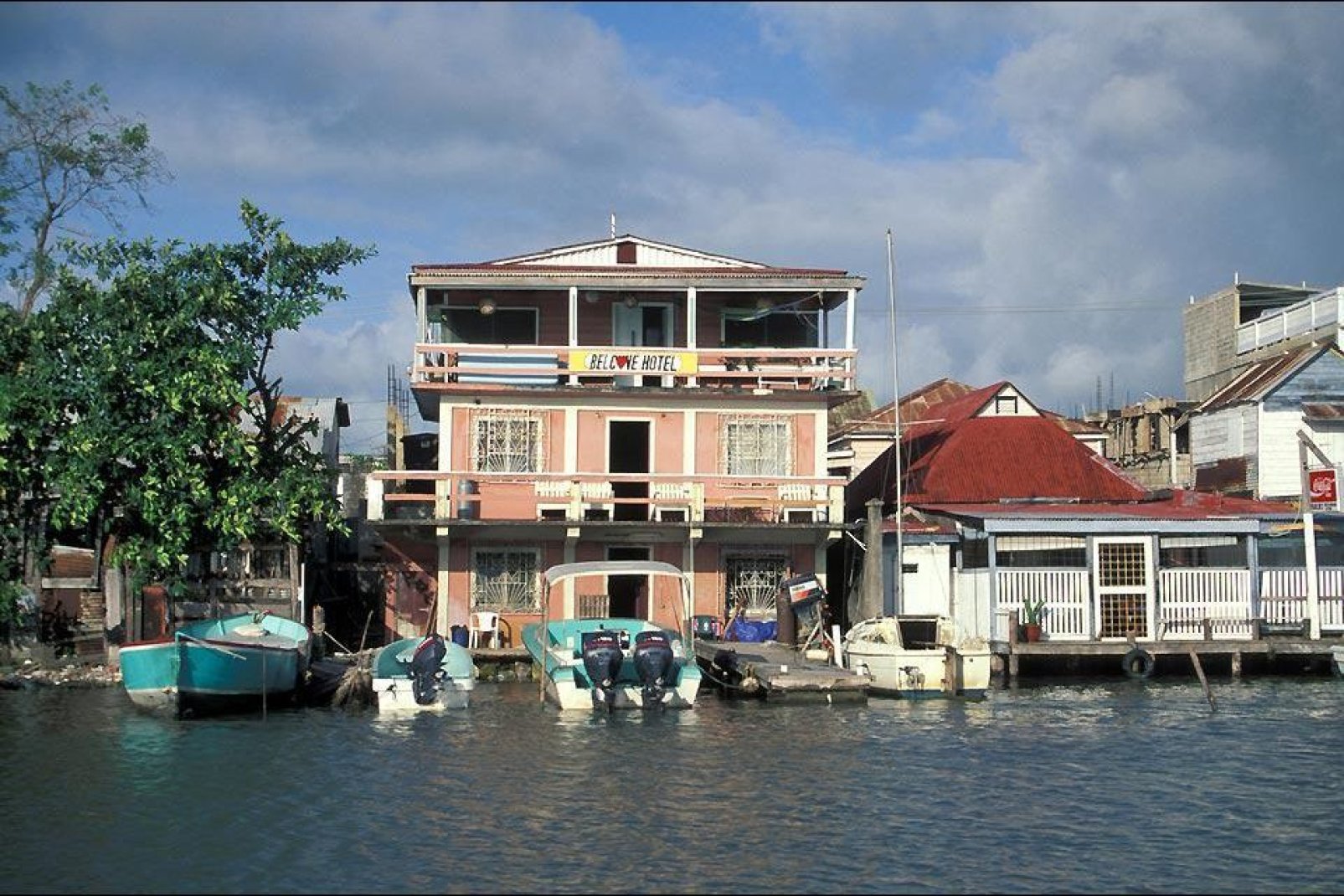 Diese Stadt liegt an der Mndung des Flusses Belize am Ufer des Karibischen Meeres und ist der Haupthafen des Landes sowie sein Finanz- und Industriezentrum.