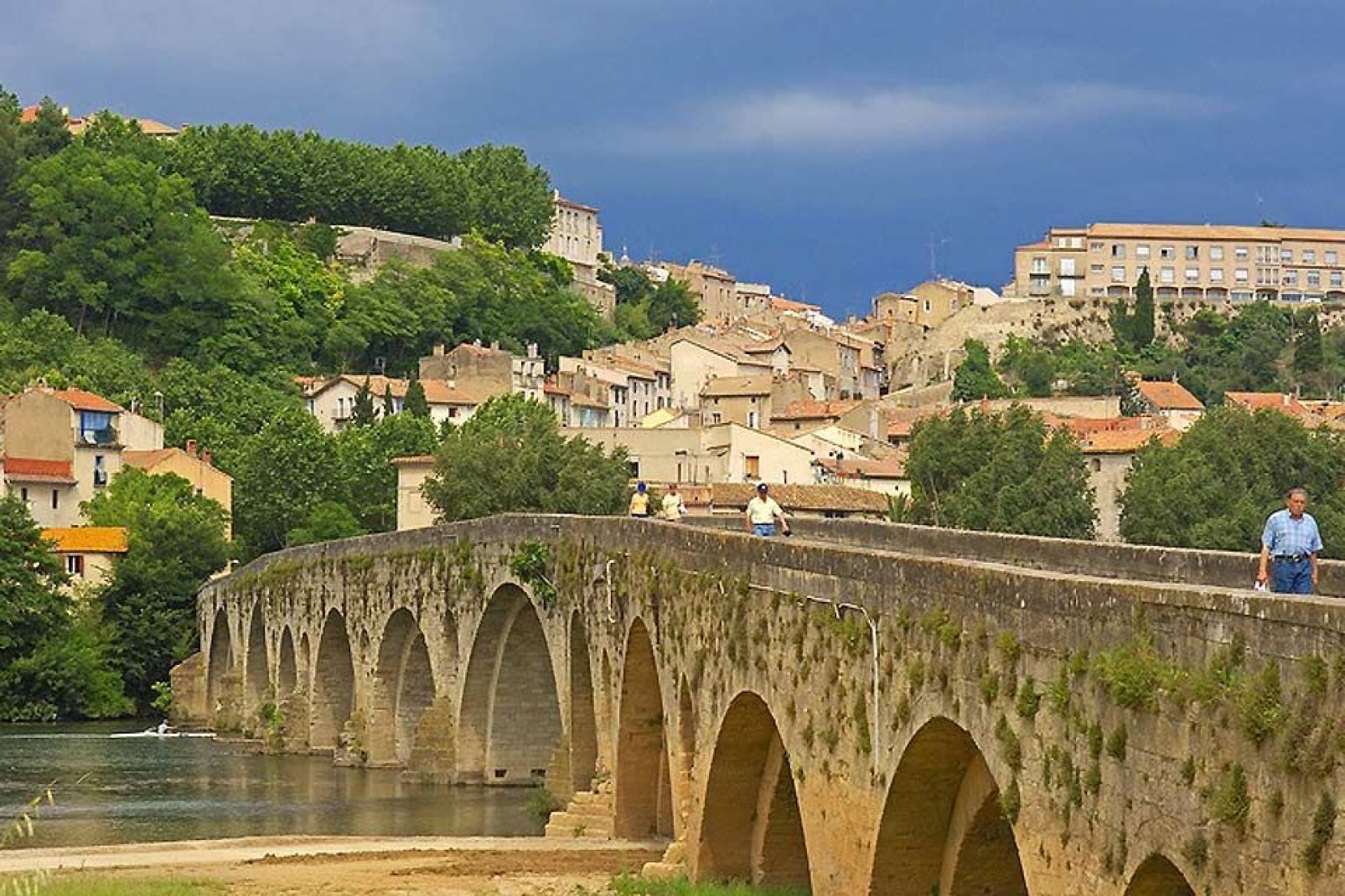 Ce pont, datant du XIIème, a longtemps été le seul et unique accès de la Provence à Toulouse.