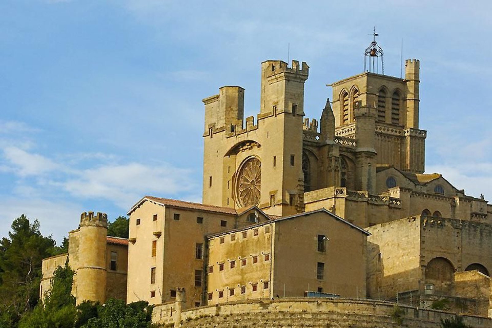 Das Wahrzeichen der Stadt und das größte Bauwerk von Béziers ist wegen seiner Lage auf einem Hügel von weitem sichtbar.