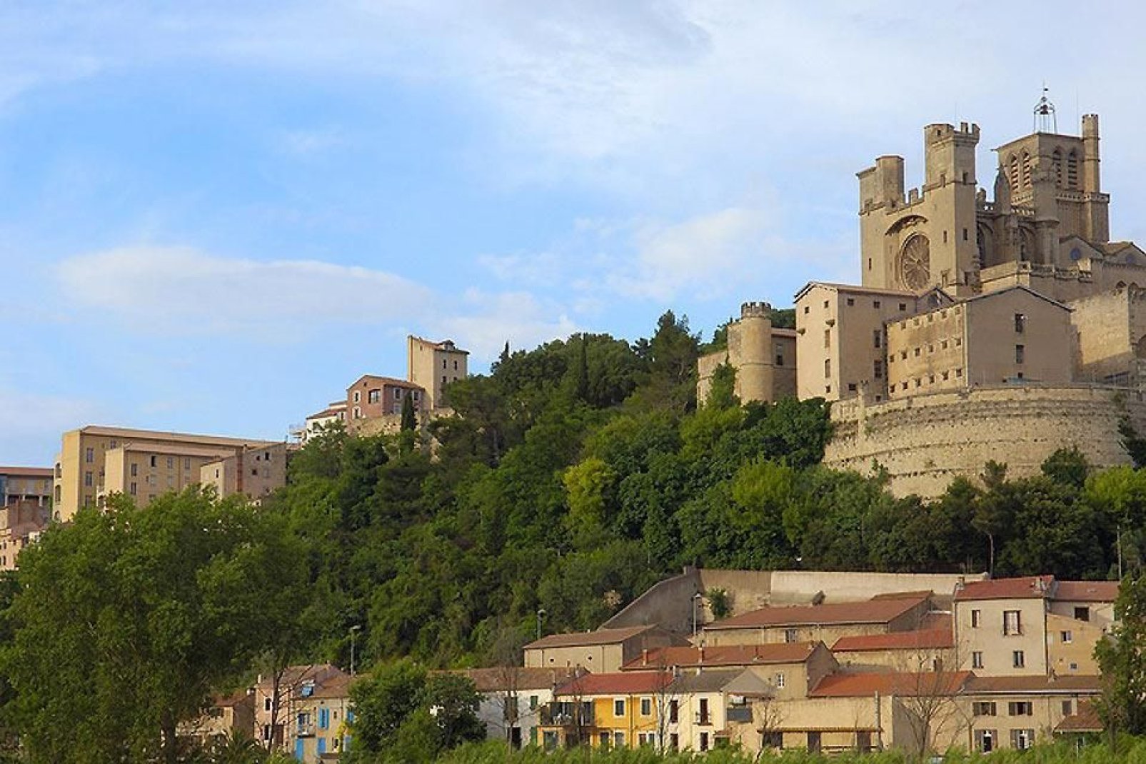 Béziers is the ideal destination for a weekend in the sun and the perfect opportunity to sample the local specialities and regional wines.