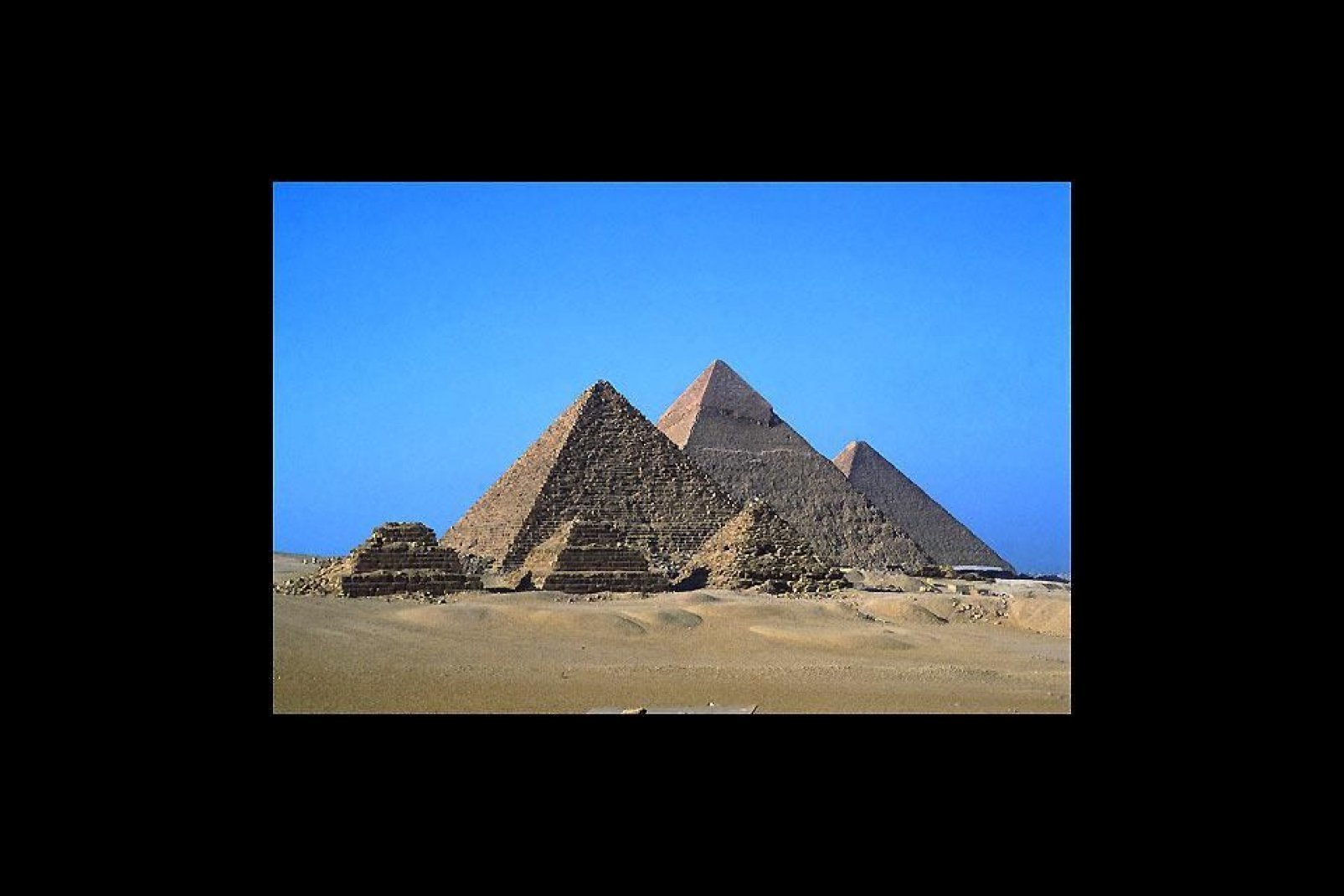 Dernières merveilles du monde, les pyramides Khéops, Khéphren et Mykérinos s'élèvent sur le plateau de Gizeh.