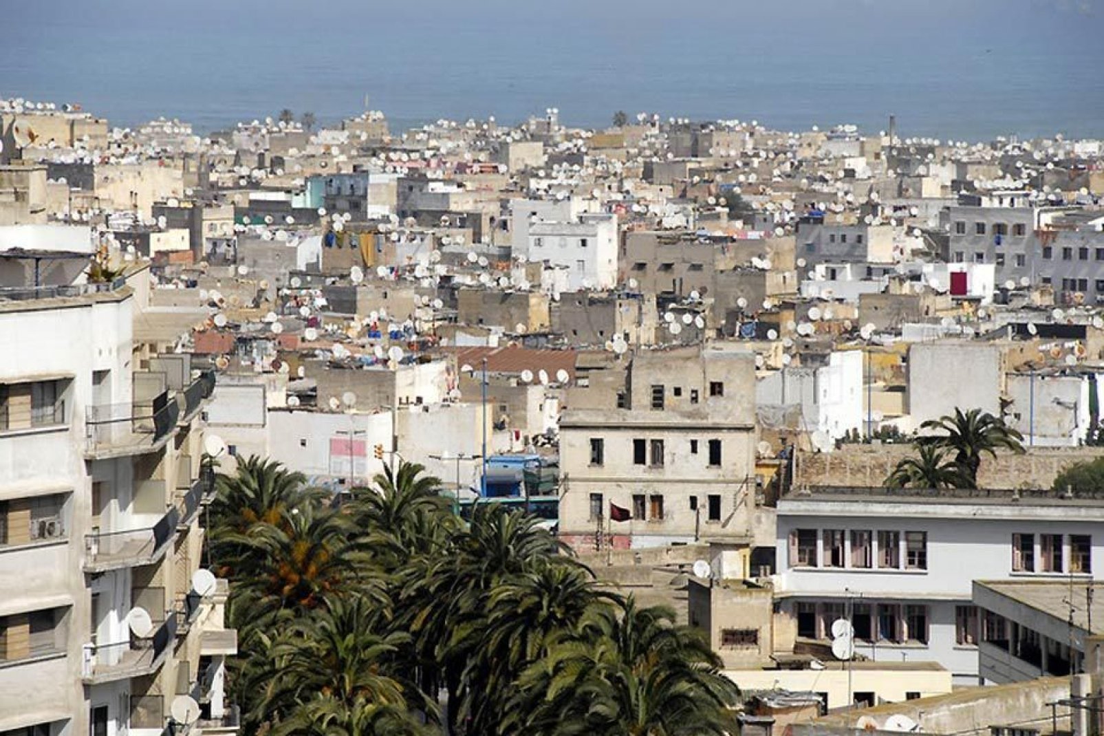 Casablanca, capitale du Maroc offre de nombreux sites à visiter, tels que la mosquée Hassan II, bien que ce soit surtout pour les affaires que viennent les étrangers.